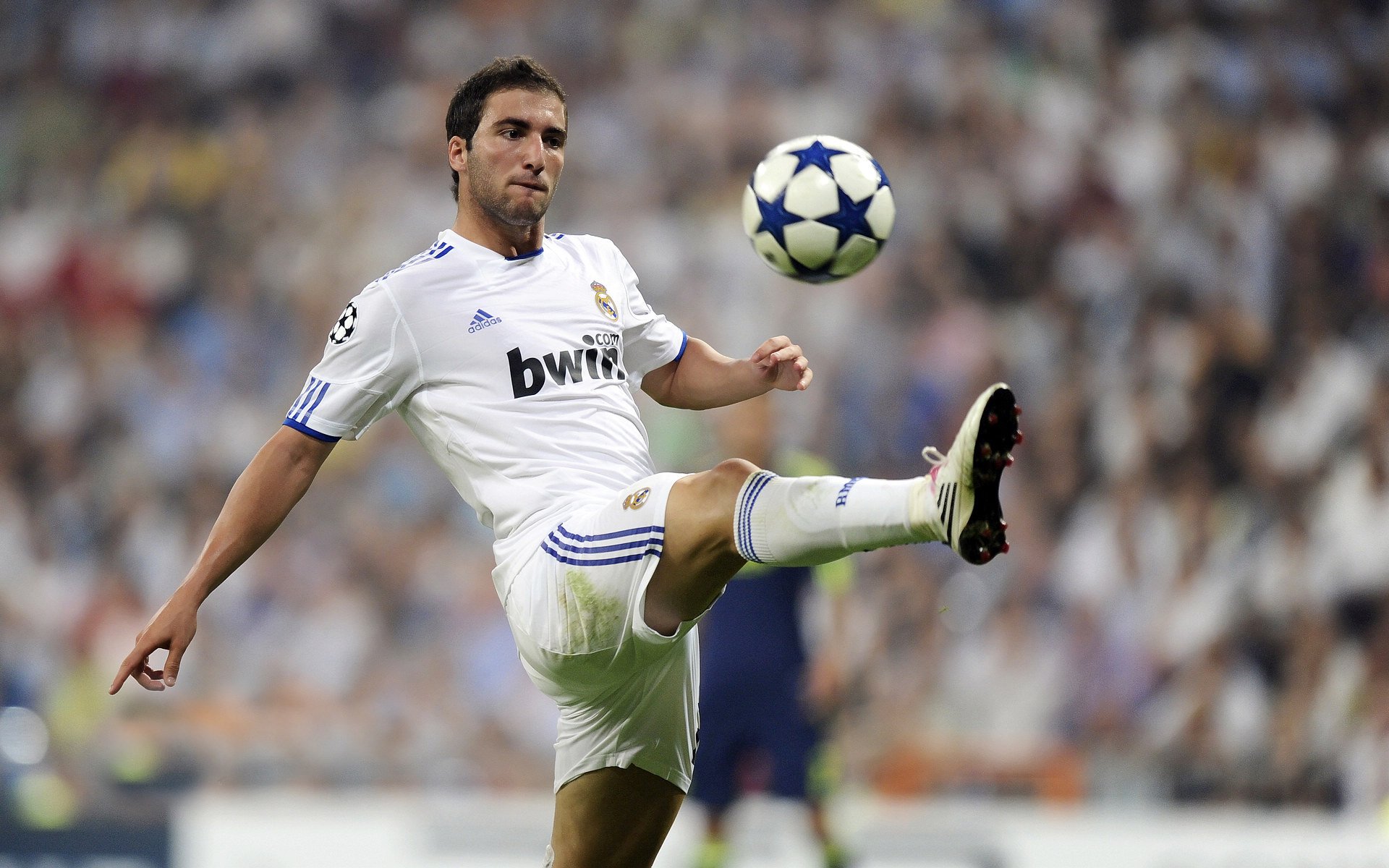 开云体育官网下载-球队是否通过中场站位压制对手后场出球节奏，足球中场如何防守